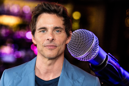 James Marsden sorprende cantando en un karaoke de Texas.