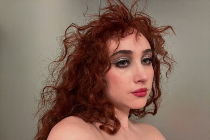 La estética de Chappell Roan tiene una gran influencia de las drag queens y su música ha sido calificada como camp.