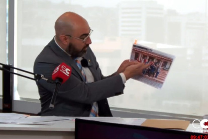 El presidente de la Judicatura, Mario Godoy, indica una fotografía en donde aparece la vocal Solanda Goyes.