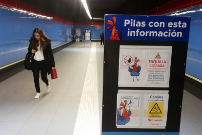 Suspensión. Un letrero informó sobre el cierre de la taquilla en la parada del metro de El Ejido.