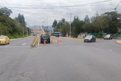 La AMT cerró la intersección entre las calles Lola Quintana y Alfredo Gangotena, en Conocoto.