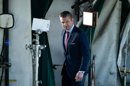 El secretario de Defensa de Estados Unidos, Pete Hegseth, se aleja después de ser entrevistado frente a la Casa Blanca en Washington, DC, el 21 de marzo de 2025.