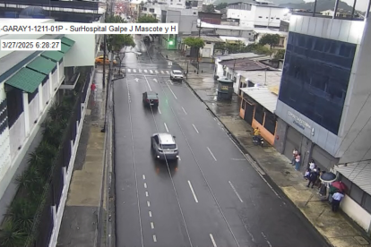 Las cámaras de videovigilancia muestran el estado de las avenidas de Guayaquil tras las fuertes lluvias de este jueves.