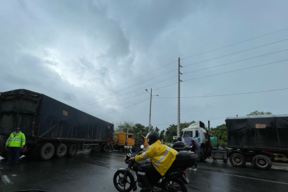 El tráiler bloqueó varios carriles en un tramo de la vía a la costa, la madrugada de este jueves 27 de marzo.