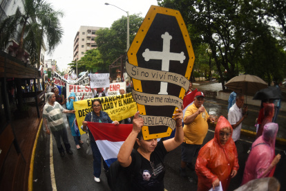 Manifestantes se unen a una protesta convocada por personas mayores y grupos indígenas en rechazo al gobierno de Santiago Peña, en Paraguay.