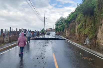 El socavón se abrió en el sector Santiago Alto, en las calles Chilibulo y Carapungo, en el sur.