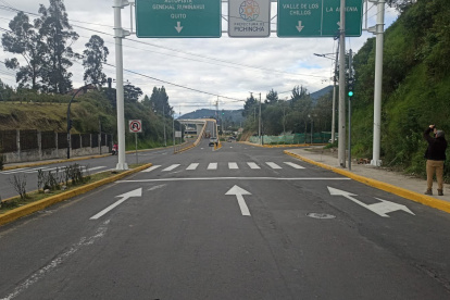 El nuevo paso elevado sobre la autopista General Rumiñahui se cerró para efectuar distintos trabajos.