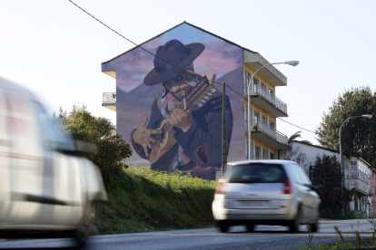 Vista del mural "El Charanguista Andino", de Fene, del chileno Cristóbal Persona, en la ciudad gallega de A Coruña, proclamado como el mejor del mundo de 2024 en la plataforma Street Art Cities