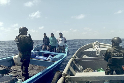 Captura. La Marina Nacional de El Salvador interceptó una embarcación con tres presuntos narcotraficantes ecuatorianos que transportaban drogas.