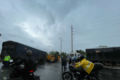 Solo un carril está habilitado en el sentido Chongón - Los Ceibos, en la vía a la costa, oeste de Guayaquil, la mañana de este jueves 27 de marzo.