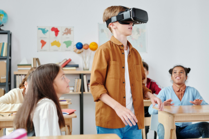 Niño usando un par de gafas inteligentes con diseño moderno