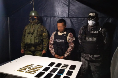 Uno de los guías de una de las cárceles de Ecuador que en el pasado fue detenido por ingresar celulares al reclusorio.
