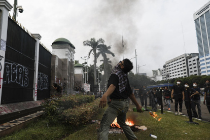 Un manifestante lanza un cóctel molotov durante una protesta contra la recién aprobada ley militar del país frente al edificio del Parlamento en Yakarta, el 27 de marzo de 2025.