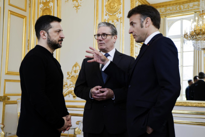El presidente de Ucrania, Volodymyr Zelensky (I), el primer ministro británico, Keir Starmer (C), y el presidente de Francia, Emmanuel Macron, conversan durante una reunión trilateral al margen de la cumbre de la "Coalición de los Dispuestos" en el Palacio de Elíseo en París, Francia, 27 de marzo de 2025.