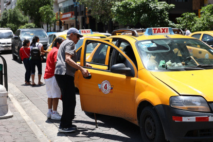 Pasajeros. Los conductores de taxis amarillos ahora buscan personas con perfiles que no representen peligro para realizar las carreras, debido a la inseguridad.