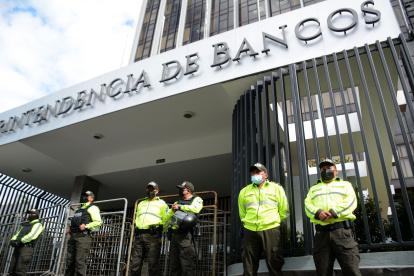 En los exteriores de la Superintendencia de Bancos se encontró totalmente resguardada por elementos policiales esto debido a que presuntamente Raúl González llegaría a esta dependencia a tomar posesión. Quito 15 de Agosto de 2022 Agencia (ag-extra ag-expreso-ag-quito) Gustavo Guaman