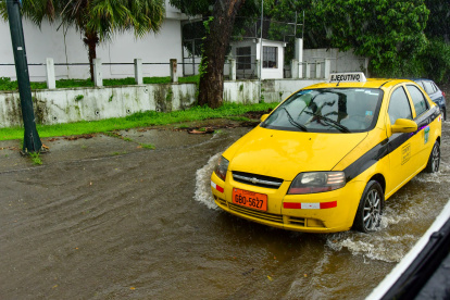 En la avenida del Bombero, en el oeste de Guayaquil, se registró acumulación de agua.