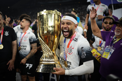 El neerlandés Memphis Depay celebras su primer título desde que llegó a Corinthians