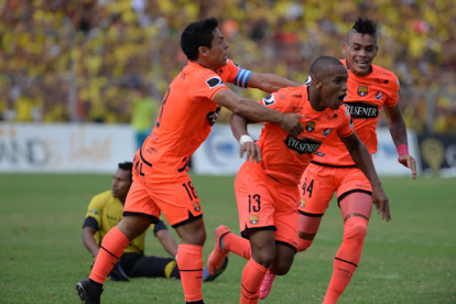 Ely Esterilla (c) junto a Matías Oyola (i) y Jonatan Álvez en la celebración de su gol con Barcelona SC