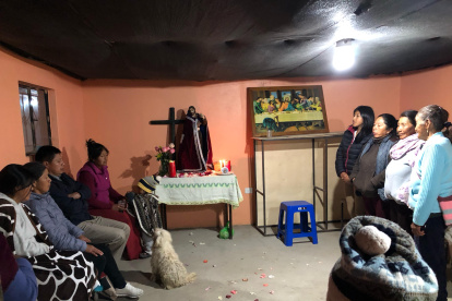 Un  grupo de mujeres que, desde su infancia, han dedicado su voz y devoción a los rezos,mantiene la tradción.