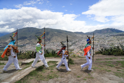 Los danzantes indígenas Yumbos participan en una ceremonia tradicional este 22 de marzo de 2025 en Quito (Ecuador)