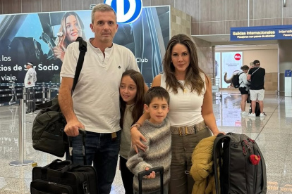 Denisse Molina con su esposo e hijos.