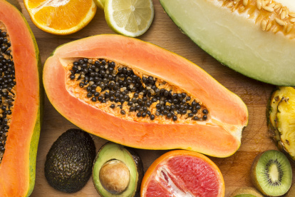 ¿Papaya en la noche? Sí, pero con precaución. Descubre cómo consumirla sin afectar tu digestión ni tu descanso.