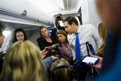 El Secretario de Estado de Estados Unidos, Marco Rubio, dando declaraciones a periodistas en un avión.