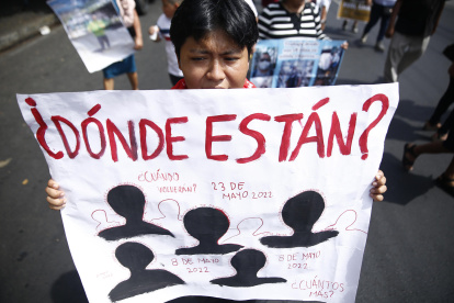 Una persona sostiene un cartel durante una manifestación este 27 de marzo de 2025, en San Salvador (El Salvador).