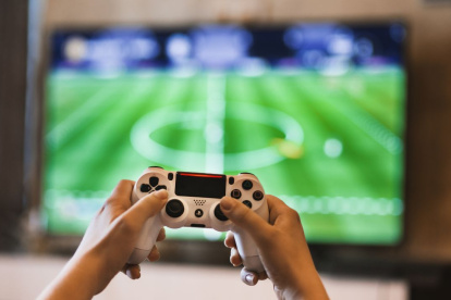 Adultos. Los adultos jóvenes vuelven a los juegos, películas y series de la infancia para escapar del caos personal.