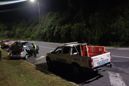 En el lugar estaba un vehículo abandonado.