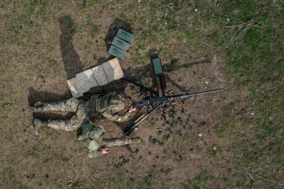 Un militar ucraniano opera una ametralladora Browning calibre .50 en el campo de entrenamiento en un lugar no revelado en el este de Ucrania.