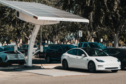 El origen de la electricidad utilizada para cargarlos también es un tema crucial