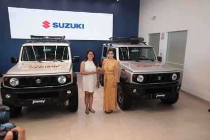Andrea Hermenejildo, subsecretaria general de la Secretaría Nacional de Gestión de Riesgos del Ecuador, y María Fernanda Torres, gerente de la Red de Concesionarios de Suzuki Ecuador.