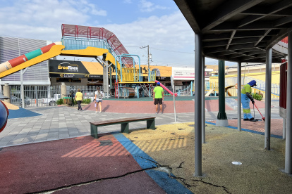 Suelo. El piso continuo de caucho granulado requiere que sea arreglado, ya que presenta fisuras, huecos y grandes depresiones; los menores podrían caerse al pisar mal.