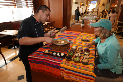 Gastronomía. El chef Riadh Ghiss, del hotel Oro Verde, le explica a Cathy Edelman, turista de Estados Unidos, en qué consiste la fanesca.