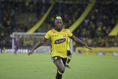 Gabriel "Loco" Cortez festeja el 1-0 de Barcelona sobre Delfín por la sexta de la LigaPro 2025.