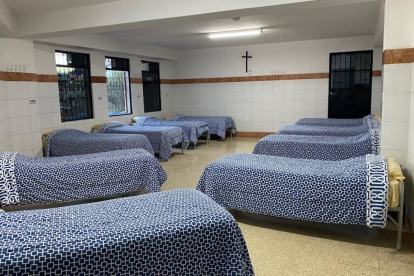 En el Albergue San Juan de Dios, en Quito, personas sin hogar tienen una cama, acceso a una ducha y a tres comidas, por 15 días