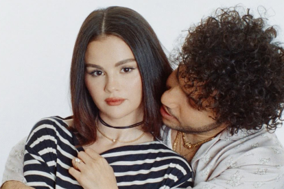 Selena Gómez y Benny Blanco presentan su versión moderna de ‘Ojos Tristes’, una reinvención del clásico de Jeanette.