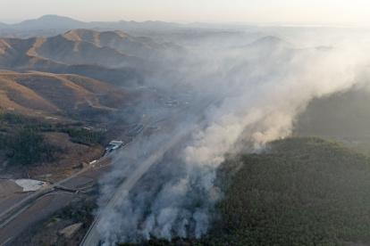 ANDONG (Korea, Republic Of), 29/03/2025.- Smoke rises from a wildfire on a mountain in Andong, North Gyeongsang Province, South Korea, 29 March 2025. South Korea is grappling with wildfires in the southeastern region, described by authorities as the largest on record, with at least 26 people killed, according to the Central Disaster and Safety Countermeasure Headquarters. (incendio forestal, Corea del Sur) EFE/EPA/YONHAP SOUTH KOREA OUT
