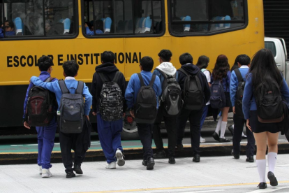 Al salir de clases, estudiantes del Colegio Manuela Cañizares, en Quito, son custodiados por brigadas de padres de familia.