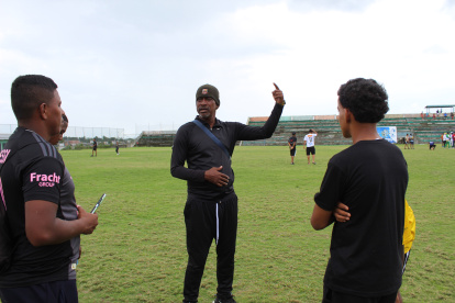 Simón Ruiz (c) ahora transmite la experiencia ganada en El Nacional y la selección ecuatoriana, a niños y jóvenes de Quinindé.