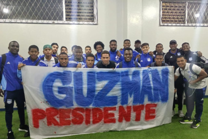 La famosa foto de los jugadores respaldando al presidente Jorge Guzmán.