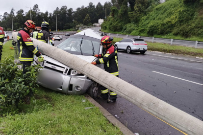 Dos personas quedaron heridas por el choque de un auto contra un poste en la Ruta Viva.