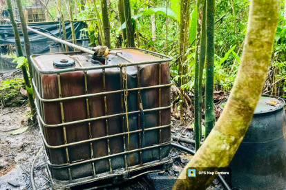 Parte de las instalaciones de una refinería clandestina de combustible que hallaron militares en Lago Agrio.