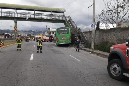 La unidad quedó incrustada en las gradas del puente, luego del choque del bus en Calderón.