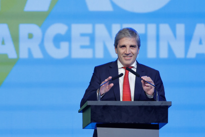 Ministro de Economía de Argentina, Luis Caputo, hablando en la Conferencia Política de Acción Conservadora (CPAC), en Buenos Aires.