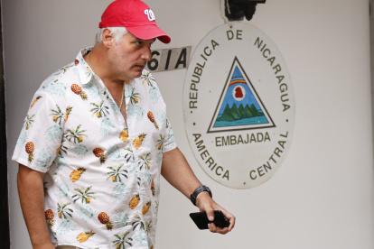 El exasesor de campaña y exministro de la Presidencia del expresidente Ricardo Martinelli, Demetrio Jimmy Papadimitriu, llega a la embajada de Nicaragua este domingo, en Ciudad de Panamá (Panamá). La Policía de Panamá recibió una alerta de Interpol contra el expresidente Ricardo Martinelli (2009-2014), al que el pasado jueves se le otorgó un salvoconducto para dejar la embajada nicaragüense, donde ha estado asilado desde febrero de 2024 tras ser condenado por corrupción, pero aclaró que esta notificación no va a interrumpir su salida prevista el lunes hacia Nicaragua. EFE/ Bienvenido Velasco