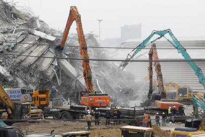 Situación. Decenas de maquinarias están en el sitio tratando de quitar escombros para encontrar a supervivientes del terremoto bajo la torre en construcción.