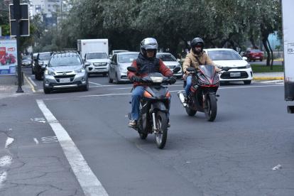 Ordenanza. En Quito está prohibida la circulación de dos o más personas en moto.